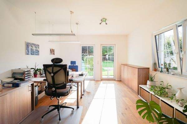 Arbeits/Schlafzimmer EG