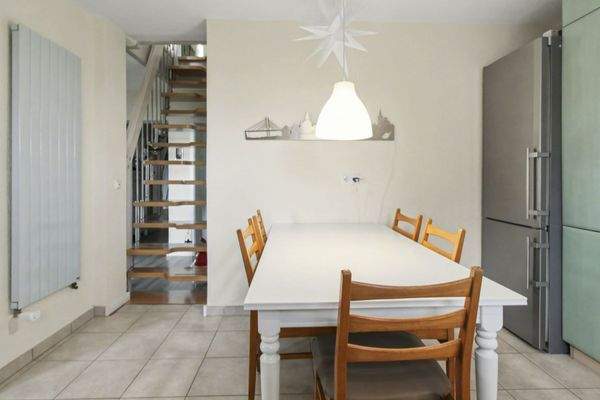 Küche mit Treppe ins 2. OG