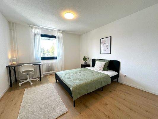 Helles Schlafzimmer mit Schreibtisch