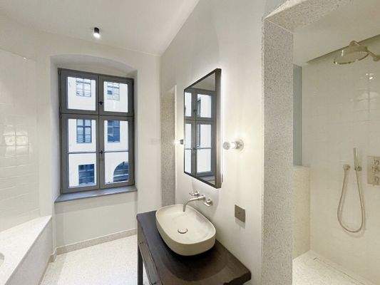 Wannenbad mit Fenster