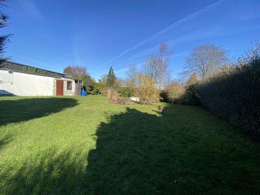 quardratisches Rasengrundstück