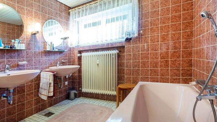 Bad mit Wanne und Dusche