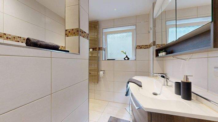 Tageslichtbad mit Waschtisch