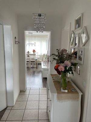 Flur mit Blick in den Wohn-Essbereich