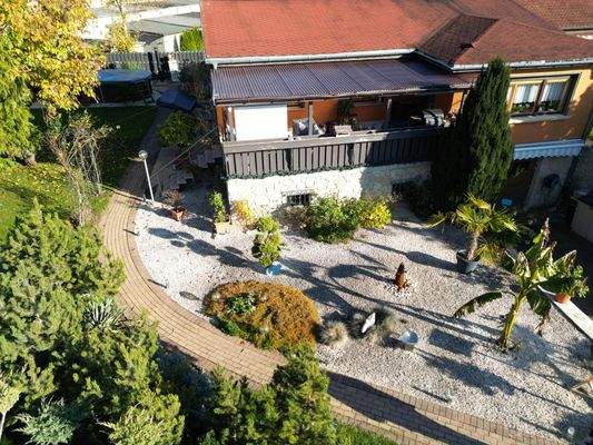 Zugang zum EG mit überdachter Terrasse