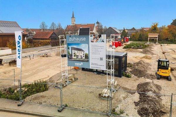 Bauschild auf der Baustelle in Ellgau