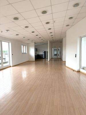 Konferenzraum mit offener Küche