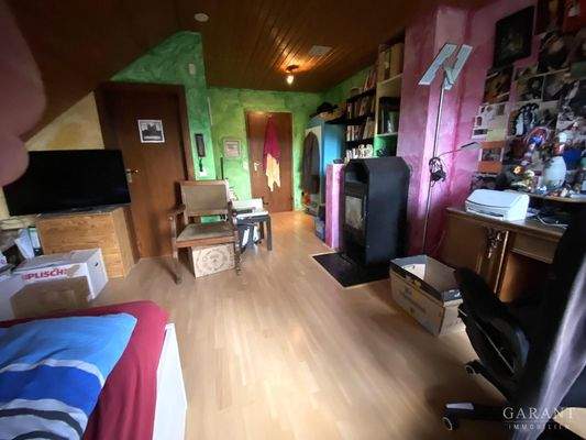 Blick ins DG-Zimmer mit Schwedenofen