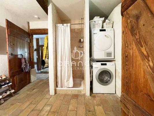 Die Gästedusche mit Platz für Waschmaschine und Trockner....