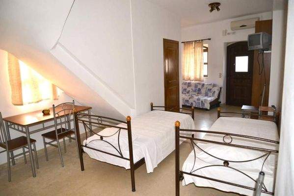 Kreta, Margarites: Renoviertes Steinhaus im Dorf zu verkaufen