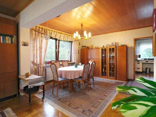 Esszimmer mit Zugang zur Küche und Wohnzimmer