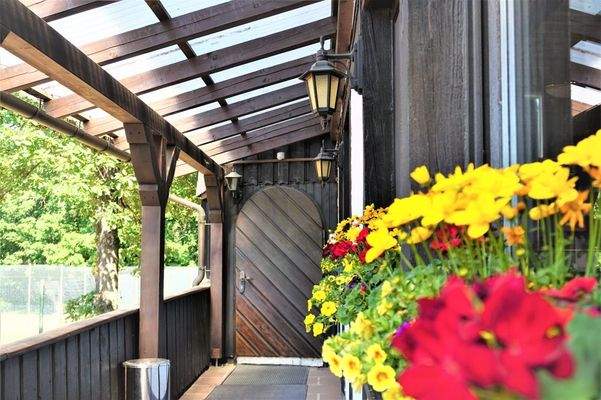 Hoteleingang überdacht