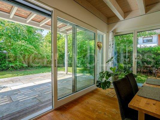 Esszimmer mit Blick auf die überdachte Terrasse