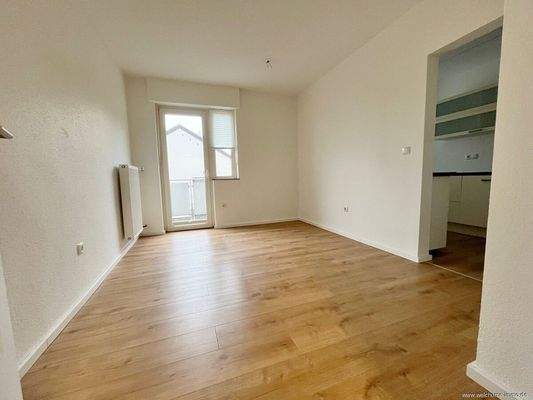 Esszimmer mit Zugang zur Küche und Balkon