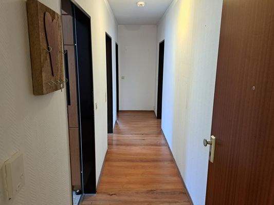 2. Eingangsbereich + Flur.jpg