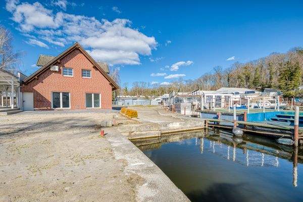 Gebäudeansicht mit Blick zur Havelschenke und Bootsliegeplätzen