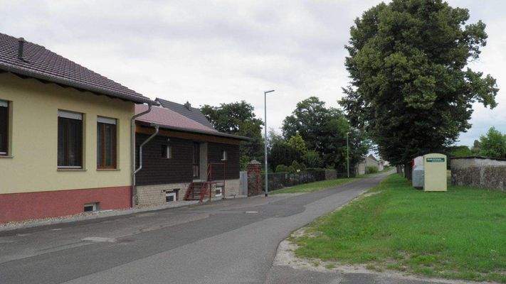 Vorbeiführende öffentliche Straße u. Wohnumfeld