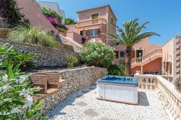 Wohlfühlmoment im Jacuzzi – umgeben von Natur und Meeresluft