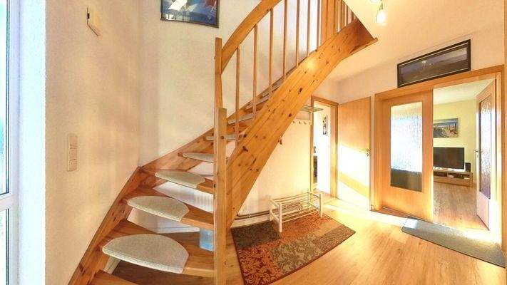 Ein erster Eindruck, der überzeugt: Lichtdurchflutete Diele mit hochwertigen Akzenten