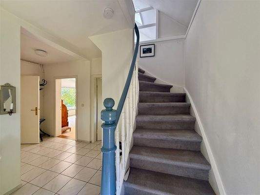 Flur EG mit Treppe ins OG