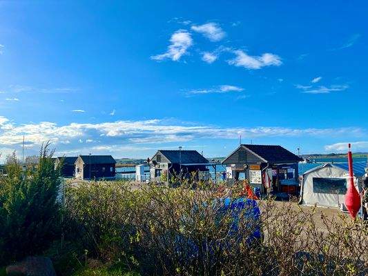 Am Hafen von Gager.jpeg