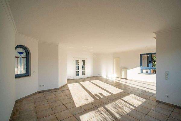 Der Boden ist in hellen Naturtönen gefliest und sc