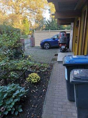 Vor dem Haus straßenseitig