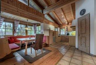 Küche mit Essecke und Speis