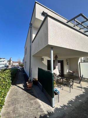 Terrassenzugang vom Stellplatz