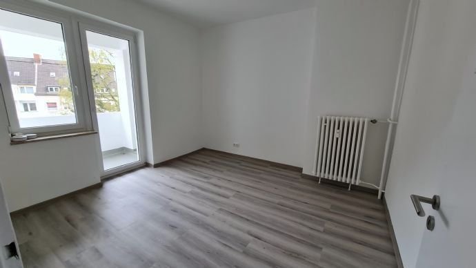 Küche mit Zugang zum Balkon