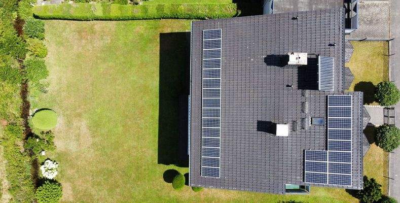 idyllisch mit Bachlauf