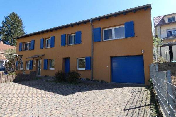 Hof mit Stellplätzen vorm Haus