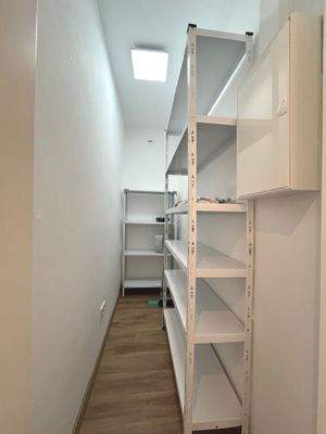 Sehr zweckmäßig ist der Abstellraum