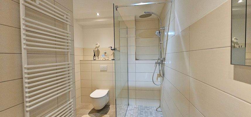 modernisiertes Bad mit flacher Dusche