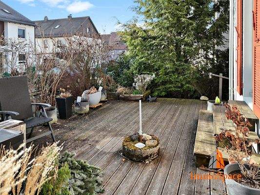 Große Terrasse mit viel Platz für Gartenmöbel