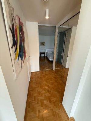 Flur zum Schlafbereich mit Einbauten