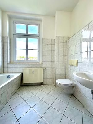 Bad mit Badewanne und Fenster