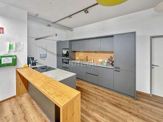 Kleine Küche auf Bürofläche