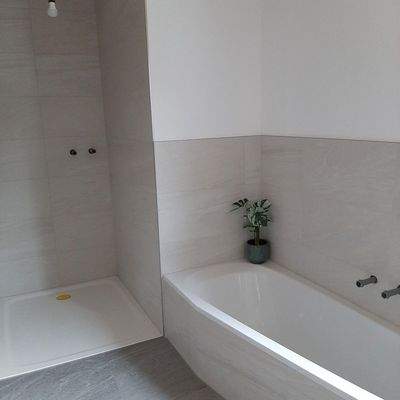 Badezimmer mit großer Dusche