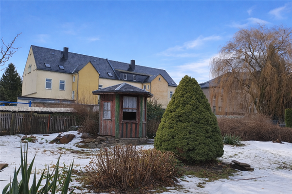 Holzpavillon im Garten...