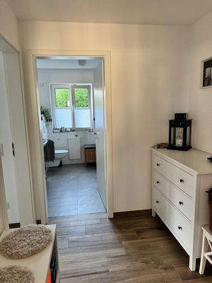 Diele mit Blick ins Bad