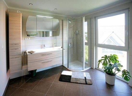 Bad mit Dusche+ Infrarotkabine