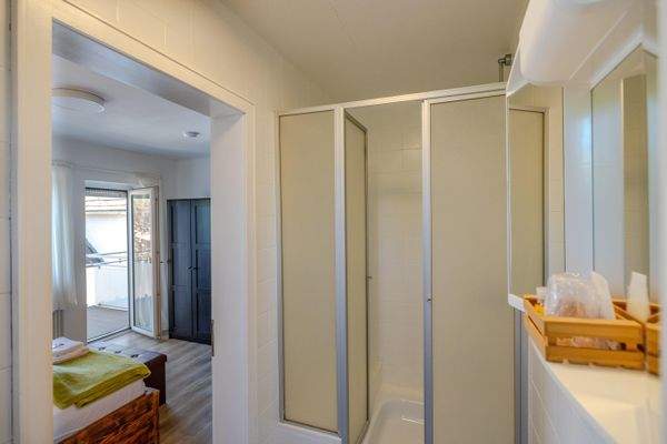 Geräumiges modernes Bad