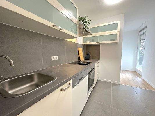 Moderne Küche mit Essbereich