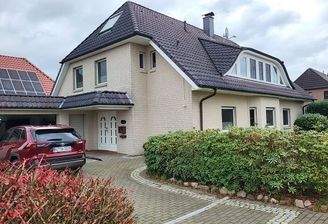2-Fam.Haus mit Zufahrt und Doppelgarage