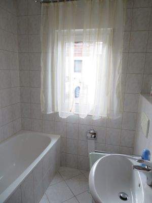 Erdgesch.: Bad mit Wanne und Fenster