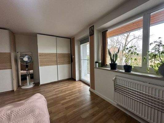 Schlafzimmer mit Balkonzugang