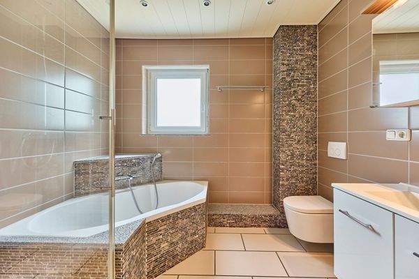 Tageslichtbad mit Eckwanne und Dusche