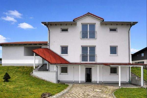 Hausansicht vom Garten aus gesehen