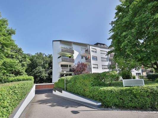 Hausansicht von vorne und Zufahrt